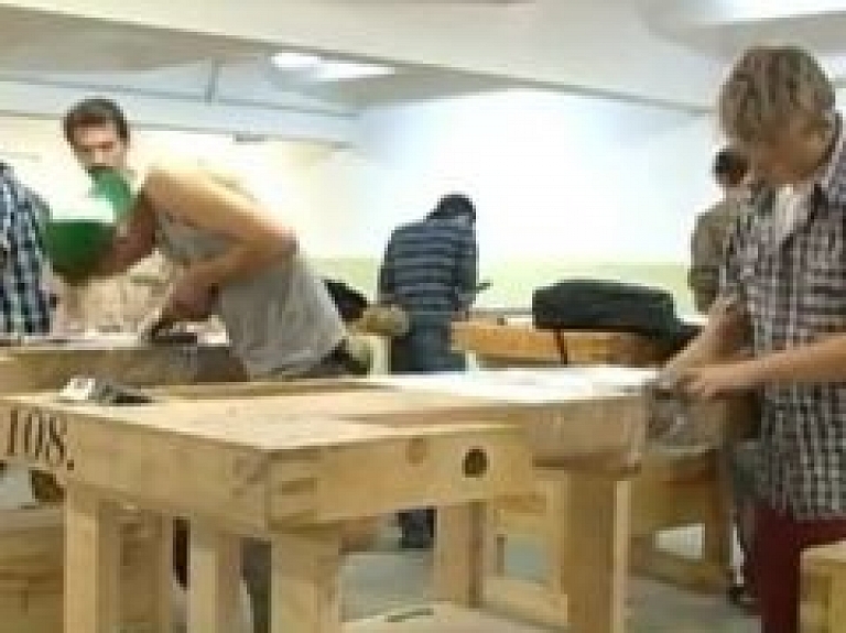 Skola aicina pirkt galdniecības instrumentus (video)