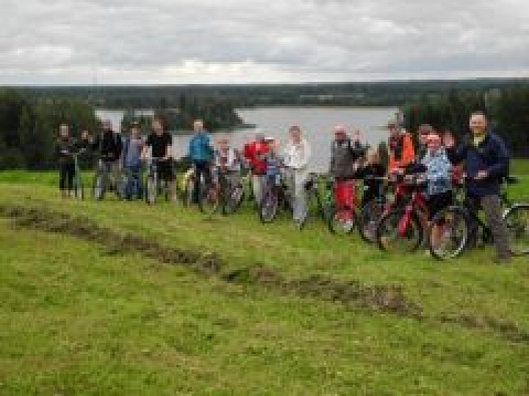 Velobrauciens apkārt Adamovas ezeram