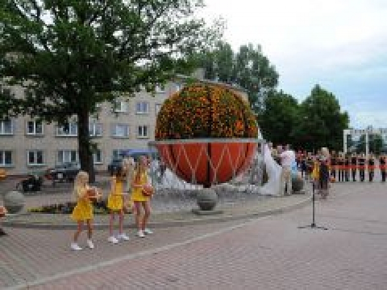Ventspilī atklāta puķu skulptūra "Basketbola bumba" (galerija)