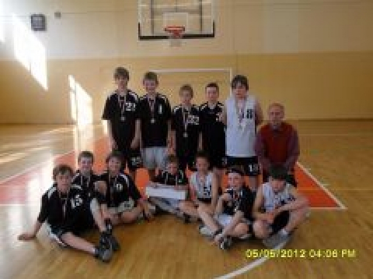 Noskaidroti uzvarētāji otrajā S.Tabūna piemiņai veltītajā turnīrā basketbolā