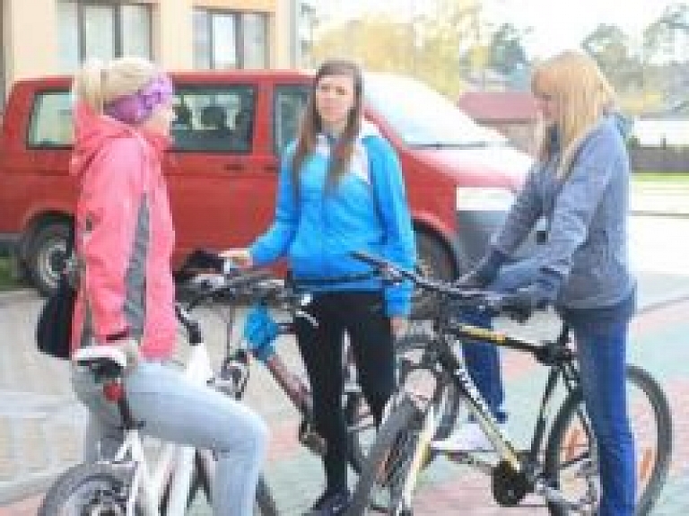 Ventspils Augstskolā aizvadīta veloorientēšanās (galerija)