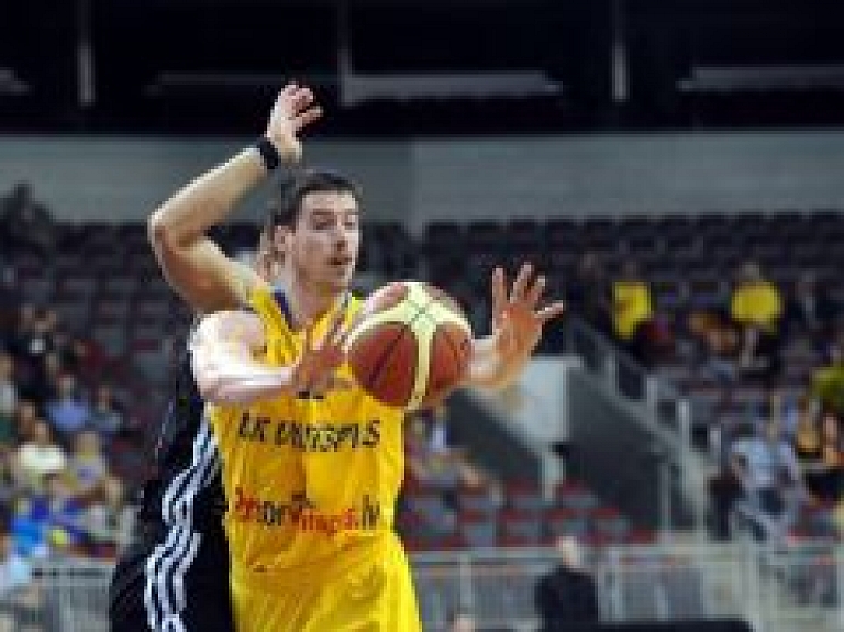 Ventspilī Tods Abernetijs organizē basketbola nometni jauniešiem