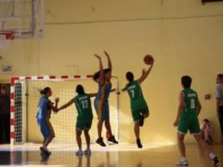 Rēzeknes basketbolistēm nepieciešams inventārs un sporta formas (galerija)