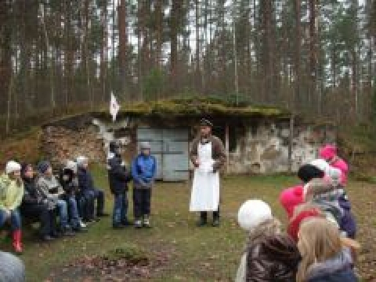 Annas Brigaderes pamatskolas skolēni apmeklēja Ložmetējkalnu