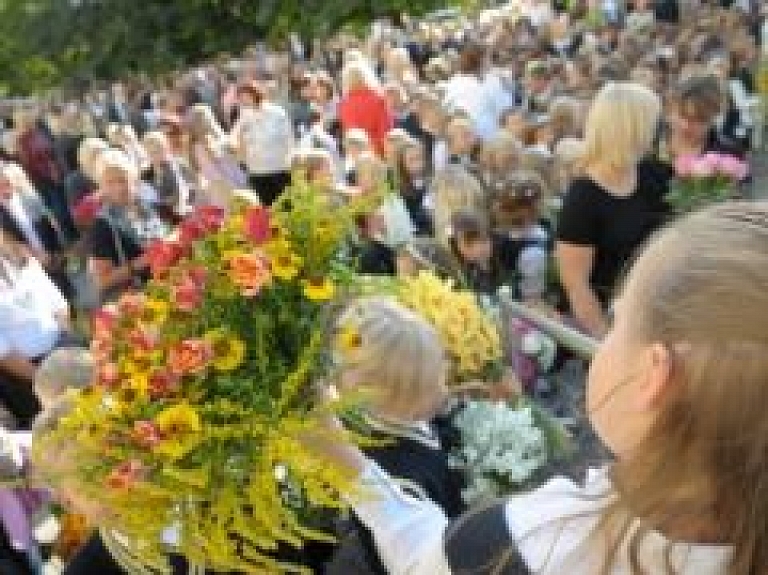 Limbažu 1.vidusskolas un Limbažu sākumskolas skolēnus un skolotājus Zinību dienā sveiks Rolands Broks