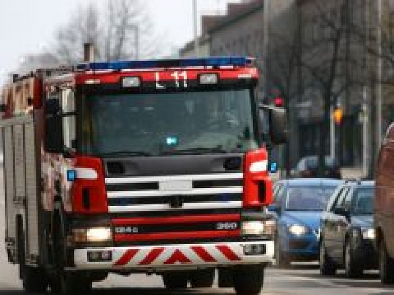 Pērnavas ielā četrstāvu neapdzīvotai ēkai nodeg jumts