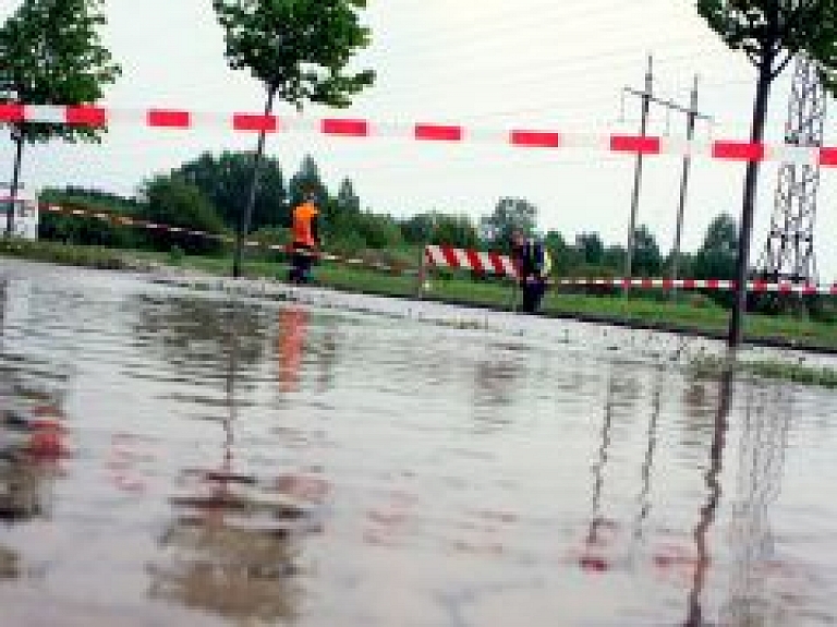 Ūdensvada caurules plīsuma dēļ Rīgā bez ūdens paliek astoņas daudzstāvu mājas