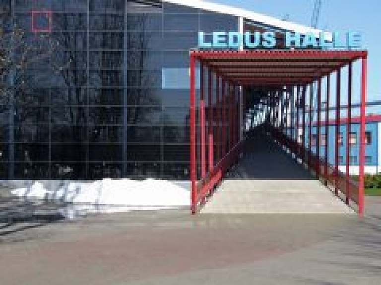 Olimpiskā centra "Ventspils" Ledus hallē notiek ikgadējā starptautiskā treniņnometne daiļslidošanā