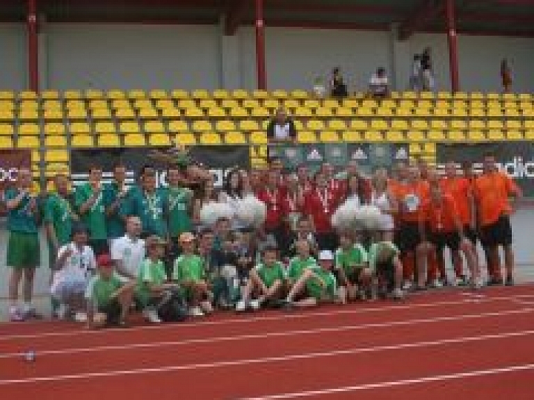 Bauskā "Mītava Open 2011" amatieru čempionātā mini futbolā piedalās 31 komanda (galerija)