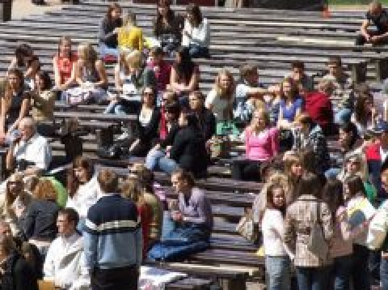 Šovakar Valkas Brīvdabas estrādē uzstājas Karaliskā anekdošu turnīra dalībnieki