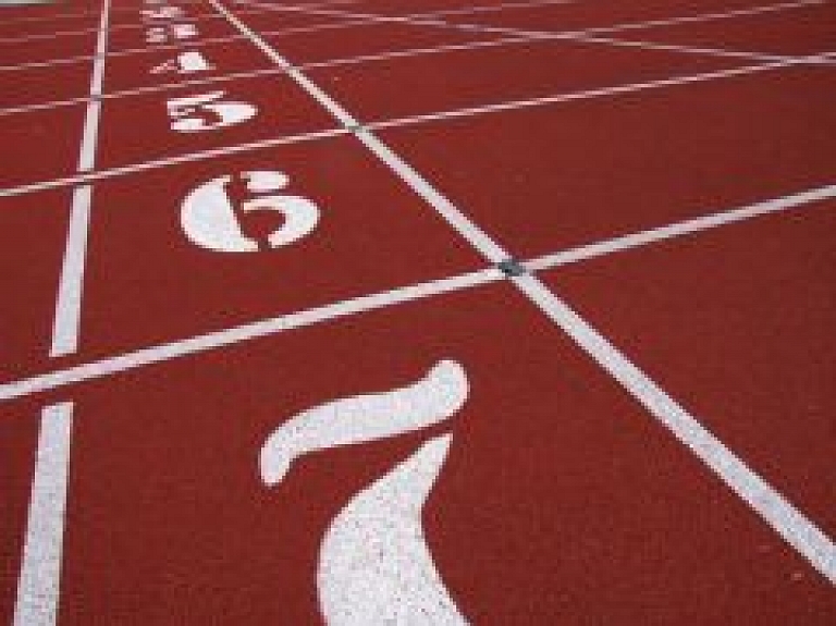 Valkas stadionā aizvadītas skolu sacensības "Ziemeļu stīga"