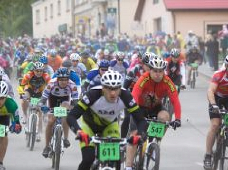 Smiltenē SEB MTB kalnu divriteņu maratona otrajā posmā uzvaru izcīna Erki Putsep un Lelde Ardava (galerija)