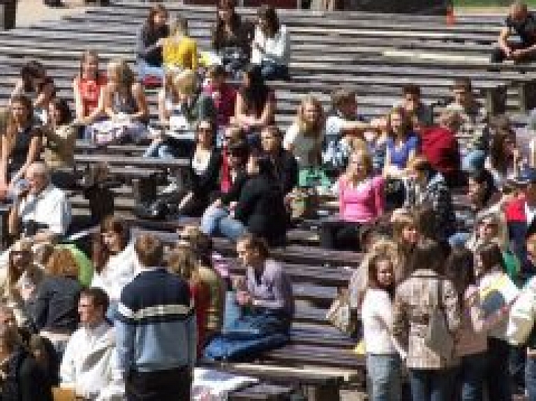 Augustā Rēzeknes parka estrādē uzstāsies Karaliskā anekdošu turnīra dalībnieki