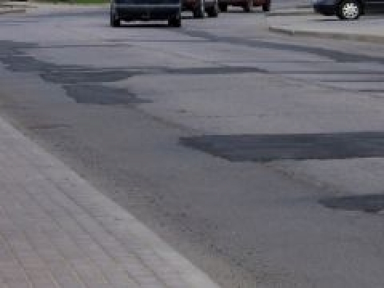 Jelgavas autoostas teritorijā veikts bedrīšu remonts