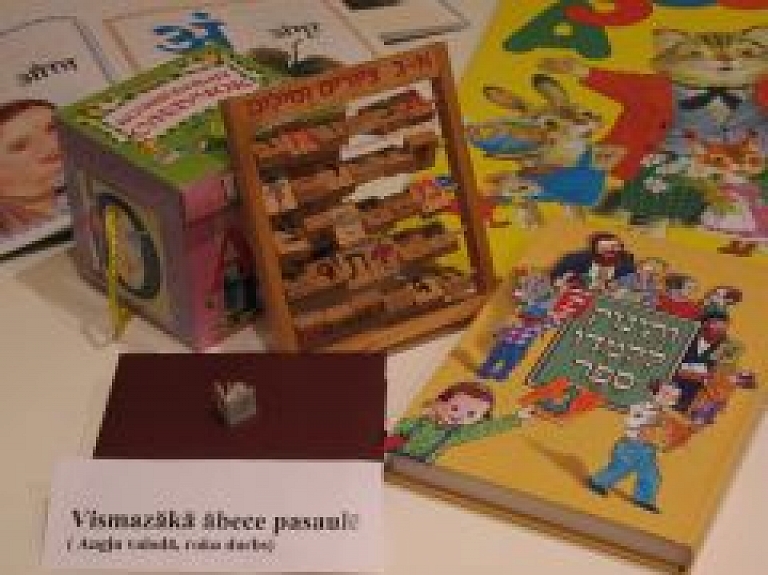 LKM atklāta Jura Cibuļa ābeču kolekciju izstāde