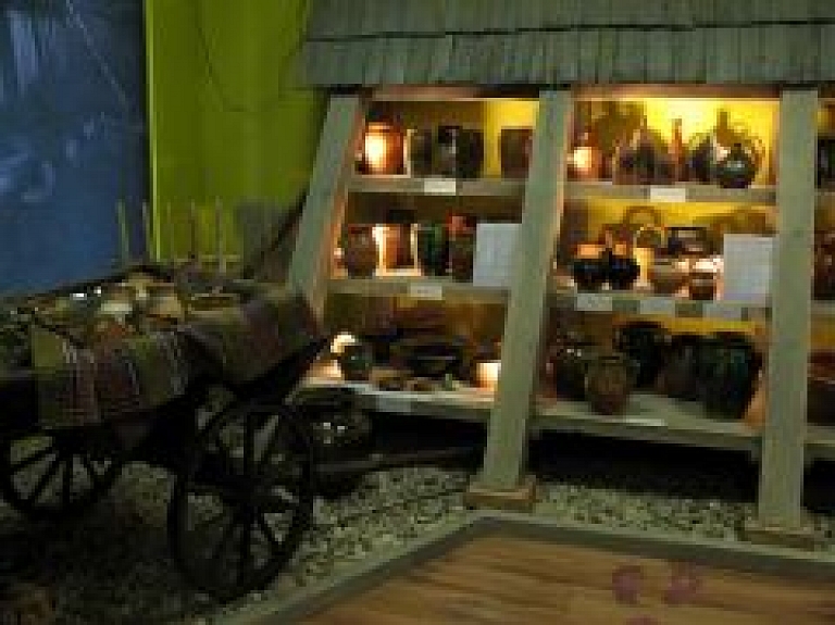 LKM ir apskatāma ekspozīcija "Māla un uguns pārvērtību radīts brīnums" (galerija)