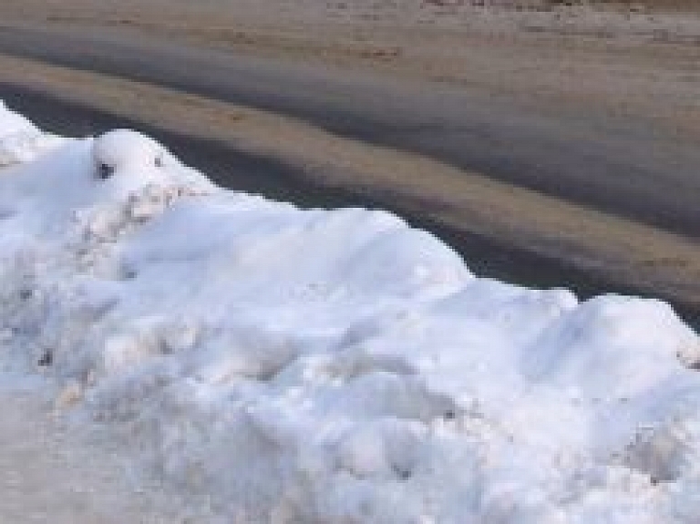 Jēkabpils pilsētas pašvaldība aicina nemest sniegu uz ceļa braucamās daļas un ietves