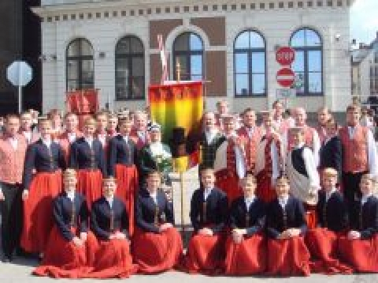 Sestdien Valkā latviešu tautas deju koncerts "Vedam danci šovakar"