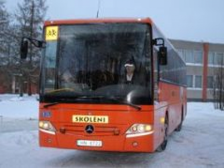 Kocēnu novada pašvaldība saņēmusi jaunu skolēnu autobusu - precizēts