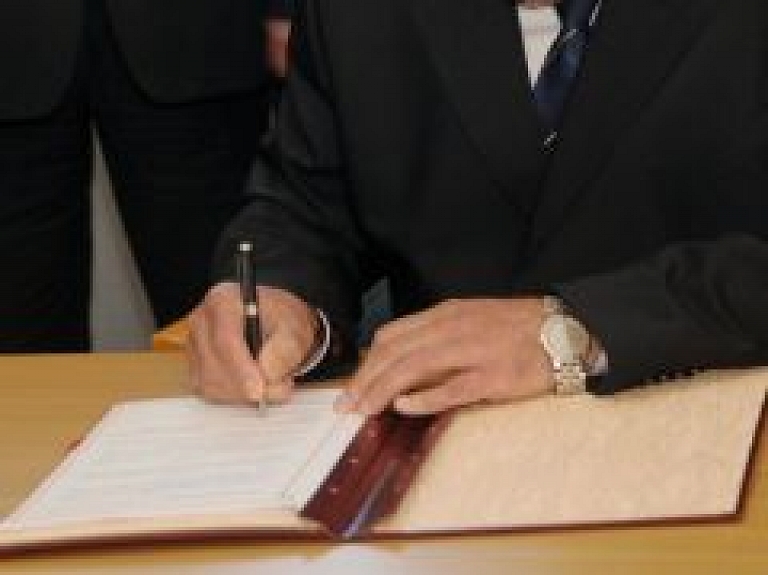 Ventspils pašvaldību pārstāvji paraksta sadarbības līgumu par lidostas attīstības projektu