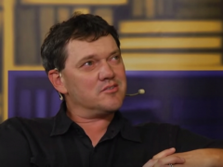 RīgaTV 24: Par padomju mājām Latvijā, plakātu saturu piketā pret bēgļiem, laulībam pie notāra