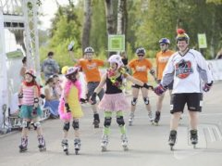 Ģimenes aicinātas pieteikties krāšņam braucienam ar skrituļslidām
