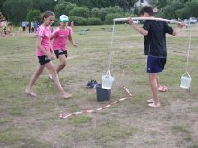Rēzeknes pilsētas pludmalē aizvadīti Ģimeņu sporta svētki