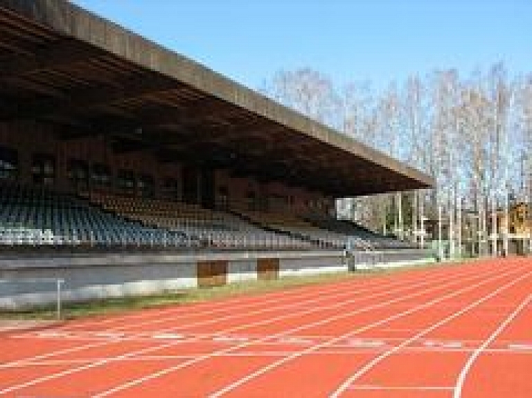 Valmieras dome: pašvaldība uzklausīs visu viedokļus par koku izciršanu J.Daliņa stadionā