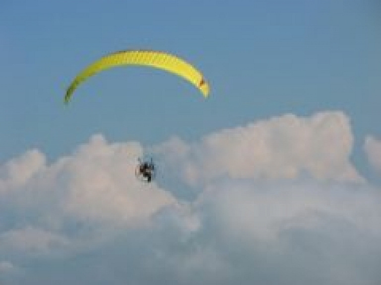 Cēsīs notiks Latvijas čempionāts lidojumos ar moto paraplānu