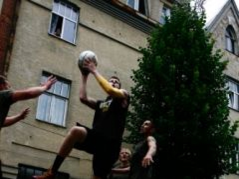 Cēsnieki aicināti piedalīties Ziemeļvidzemes ielu basketbola vasaras 2010 fināla posmā Rīgā