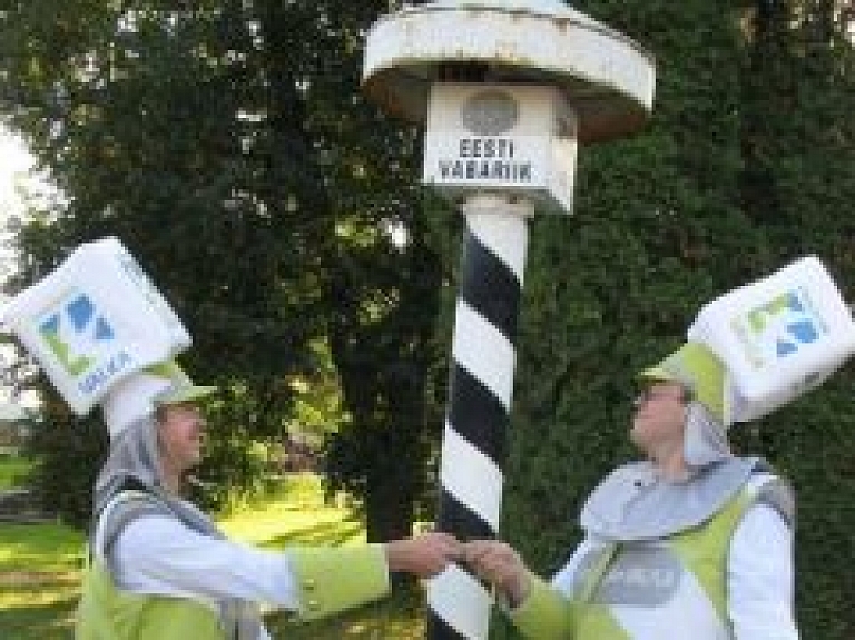 Valkas un Valgas talismani – robežstabi Pēteris un Peeter dosies uz Rīgas svētkiem