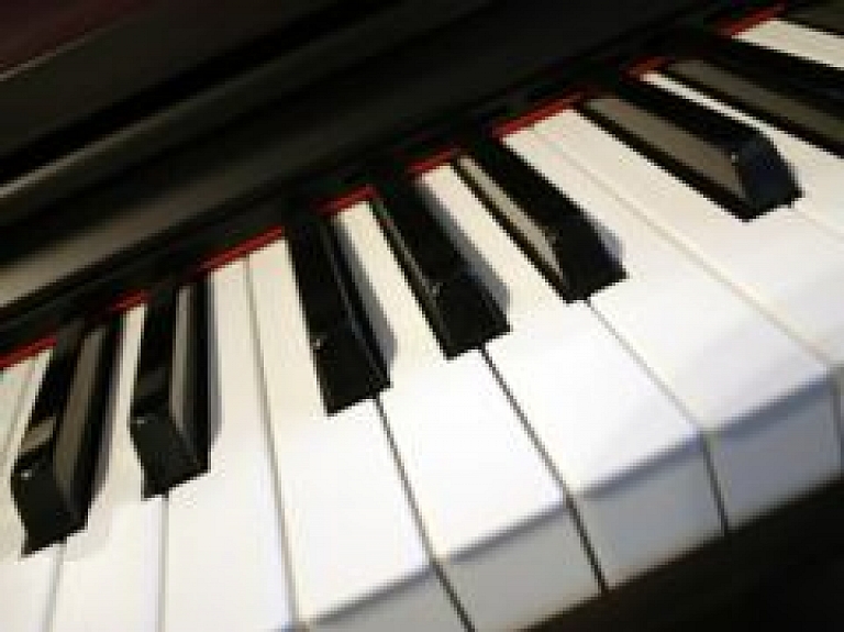 Rīgā notiks Japānas pianistu koncerts