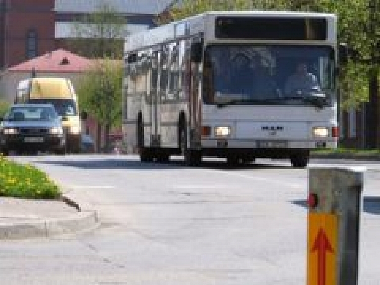 Šodien uz pirmajiem Valkas novada svētkiem "Muižas diena un spoku nakts Lugažos" kursēs autobuss