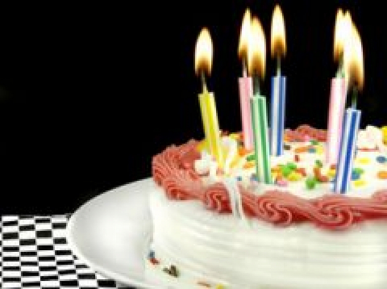 Amatas novada audzētavā dzimušajam kamielim rīt aprit gads