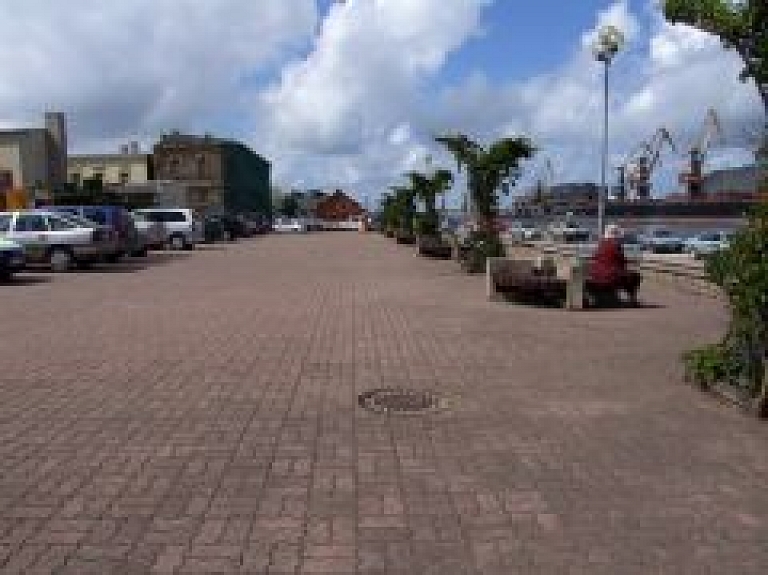 Ventspils pilsētas svētkos priecēs ziedošā un dziedošā Ostas ielas promenāde