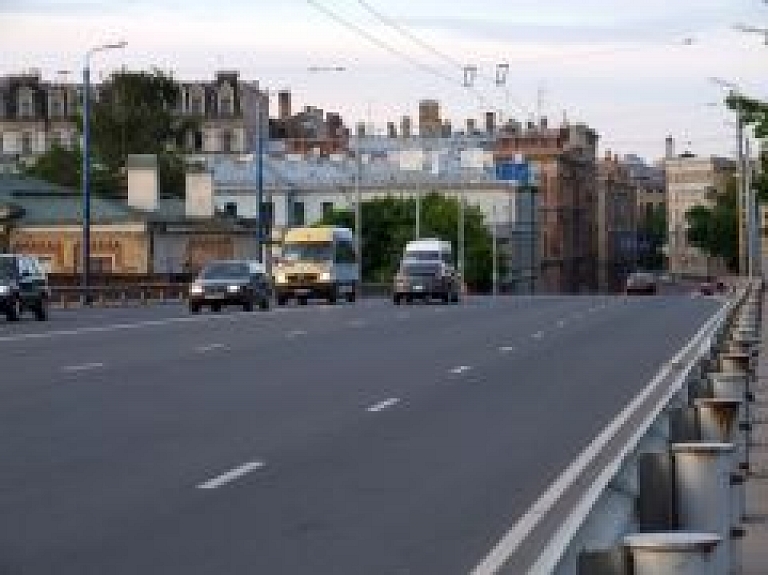 Šodien Rīgā notiks pirmais vienotais motorelleru "Vespa" socializācijas brauciens