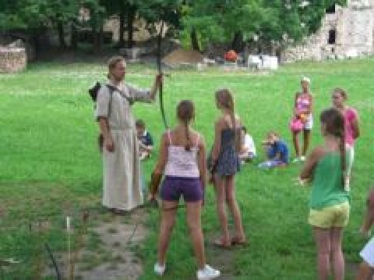 Cēsīs norisinās vasaras skola "Izdzīvojam viduslaikus"