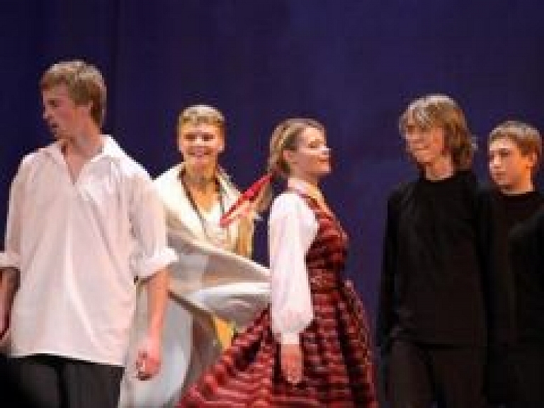 Deju kolektīva "Randiņš" izlaiduma koncerts Krāsainie Sapņi