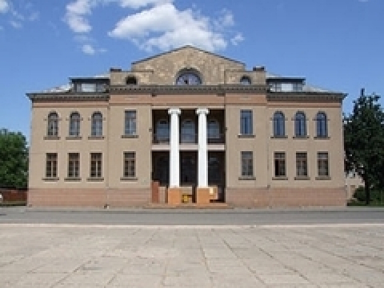 Valkā samazinātā apjomā turpināsies kultūras nama renovācija