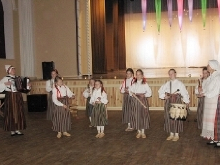 Šodien Tālās Gaujmalas folkloras kopu koncerts "Mežā eimu, mežā teku"