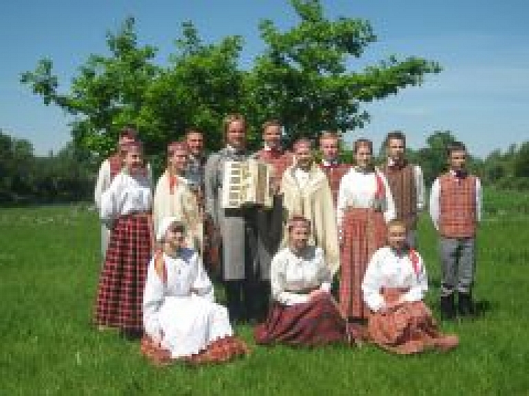 Līvānu 1.vidusskolas folkloras kopai "Ceiruleits" tapuši jauni tērpi