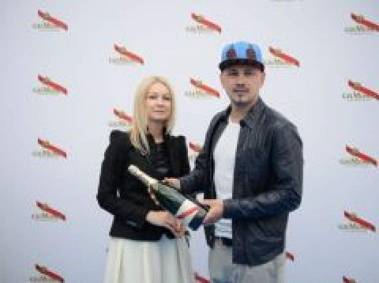 Atverot šampanieti ar zobenu, atklāj gastronomisko piedzīvojumu virs Vecrīgas