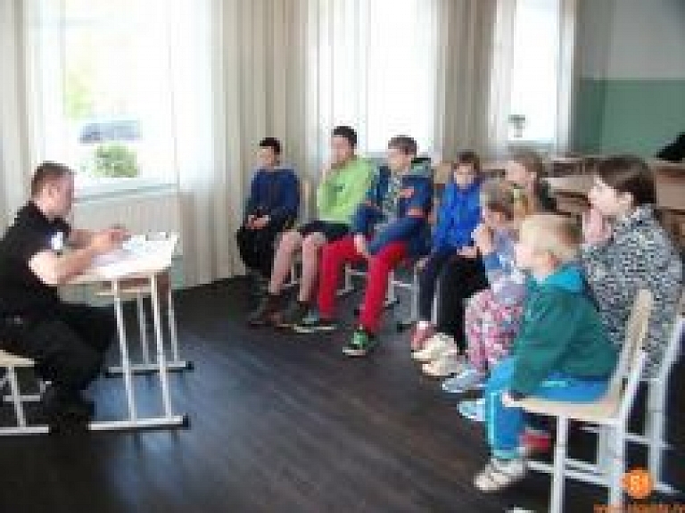 Mores pamatskolā aizvadīta drošības dien