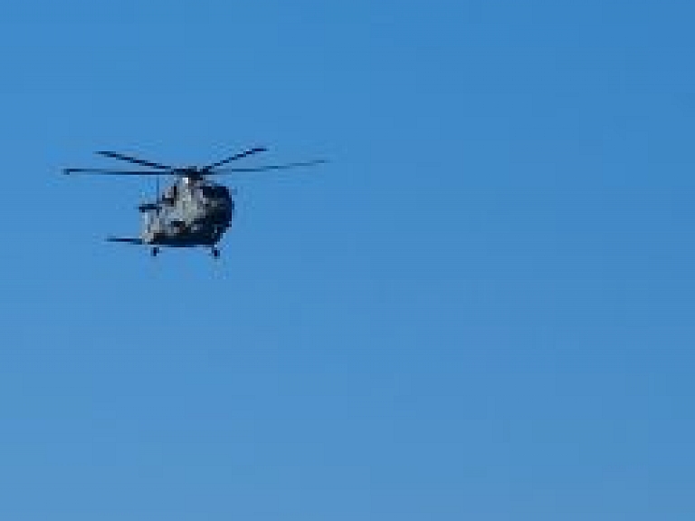 Bruņoto spēku helikopters transportējis pacientu no Rēzeknes