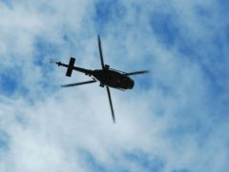 Ar helikopteru transportē pacientu no Jēkabpils uz Rīgu