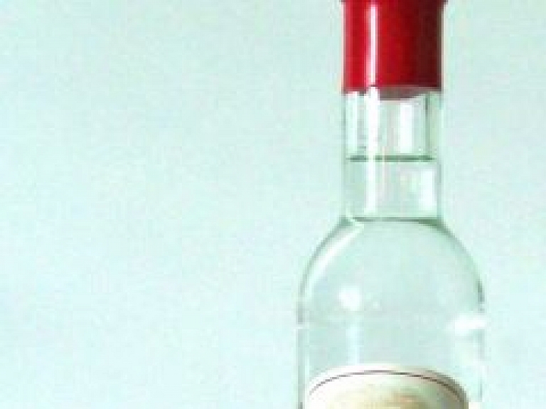 Latgalē sirmgalvis sajauc pudeles un iedzer ožamo spirtu
