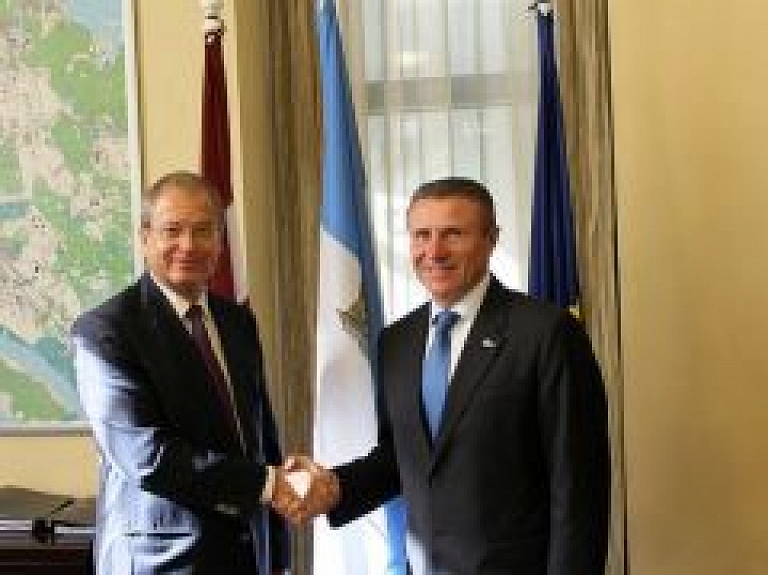 Rīgas vicemērs tikās ar leģendāro kārtslēcēju Sergeju Bubku