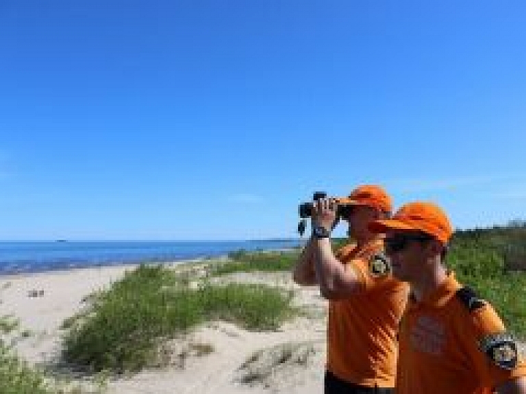 Vakarbuļļu pludmalē jau astoto gadu pēc kārtas pacelts Zilais karogs