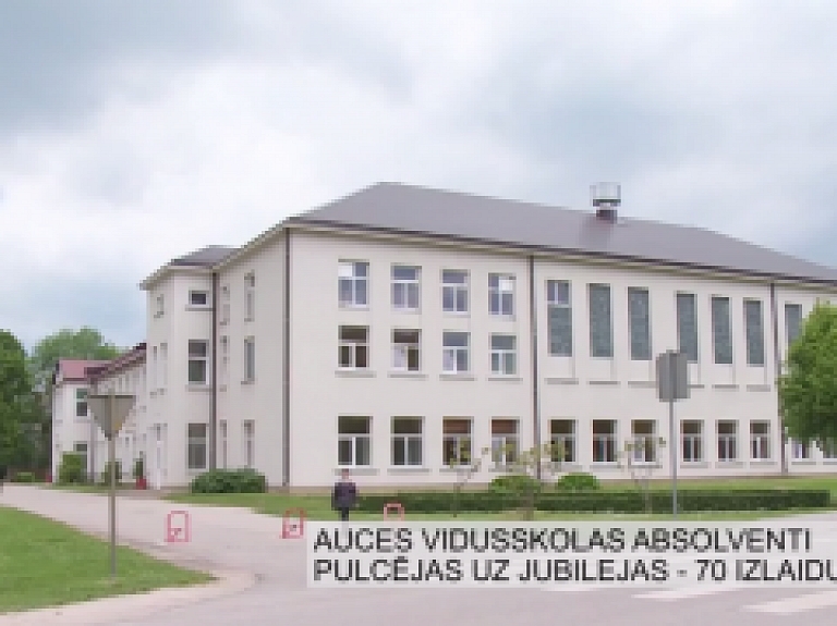 Latgales Reģionālā TV: Auces vidusskolas absolventi pulcējas uz jubilejas - 70.salidojumu