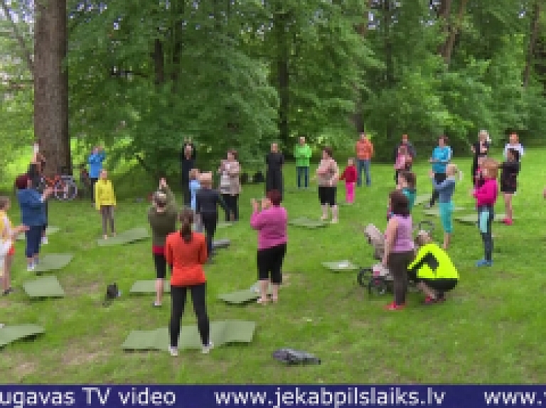 Vidusdaugavas TV: Jēkabpilieši iesaistās bezmaksas vingrošanas nodarbībās brīvā dabā